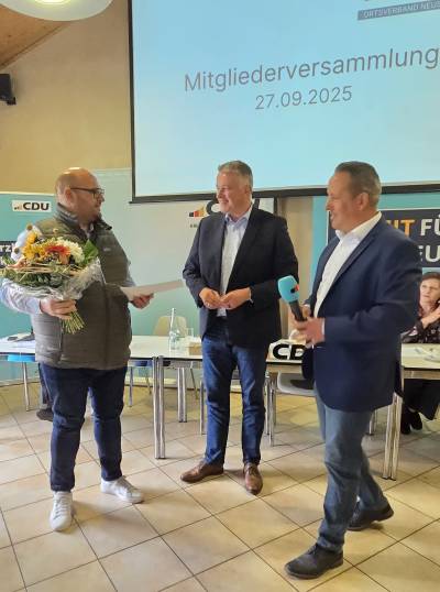 Daniel Klein stellvertretend für Marianne Klein wird für 40 Jahre Mitgliedschaft geehrt.