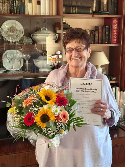 Marianne Klein wird für 40 Jahre Mitgliedschaft geehrt.