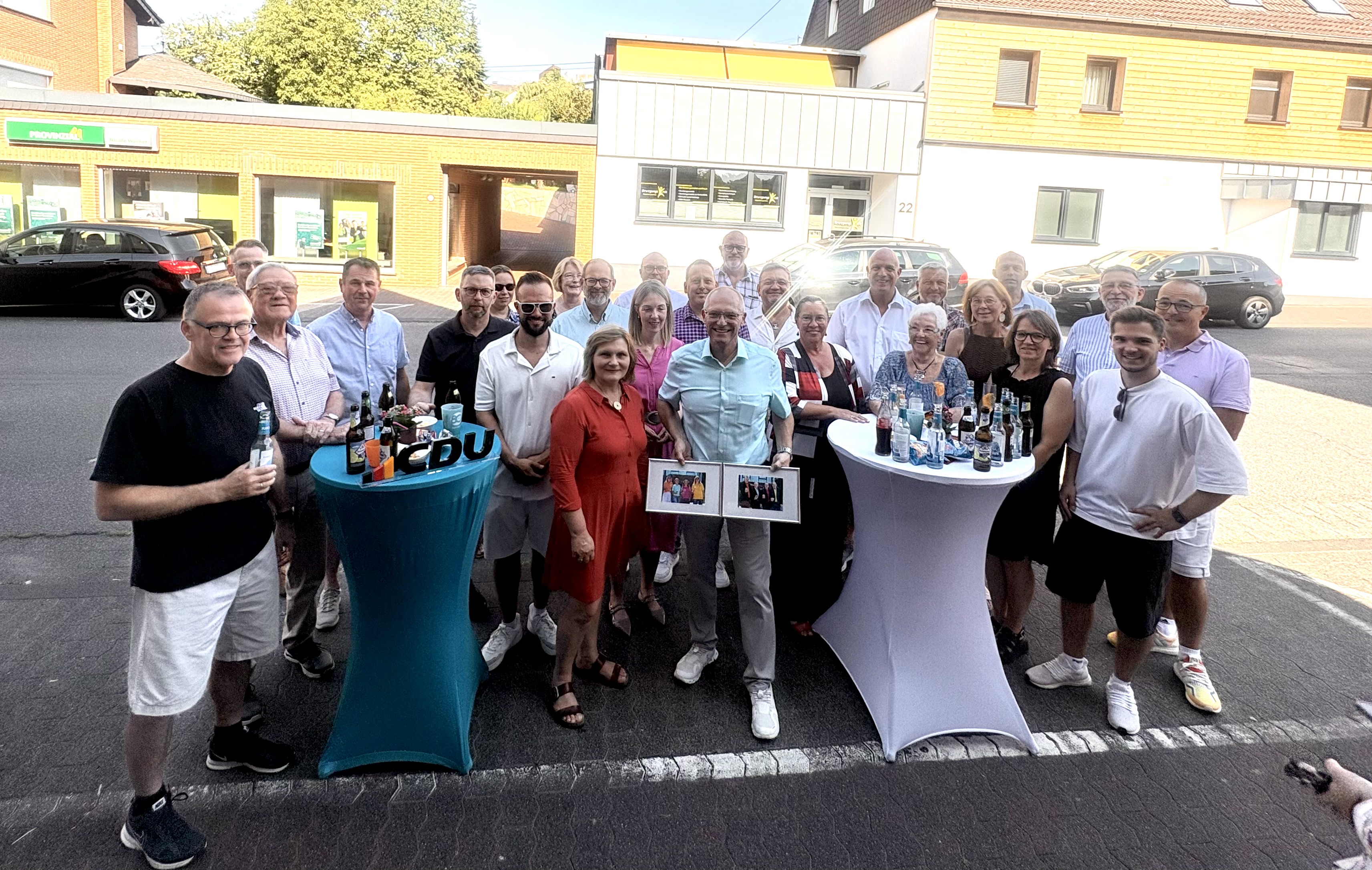 Zahlreiche G�ste aus Politik, Gesellschaft, Familie und Freundeskreis gratulierten J�rgen Schmied (MdL) zur offiziellen Er�ffnung seiner neuen Anlaufstelle in der Wiedtalstra�e.